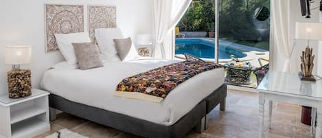 Quarto casal superior, vista para a piscina (Terre Blanche) | Roupas de cama premium, frigobar, cofres nos quartos