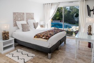 Ropa de cama de alta calidad y minibar 