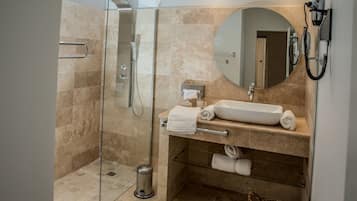 Quarto casal superior, terraço (Simone) | Banheiro | Produtos de toalete grátis, secador de cabelo, roupões de banho
