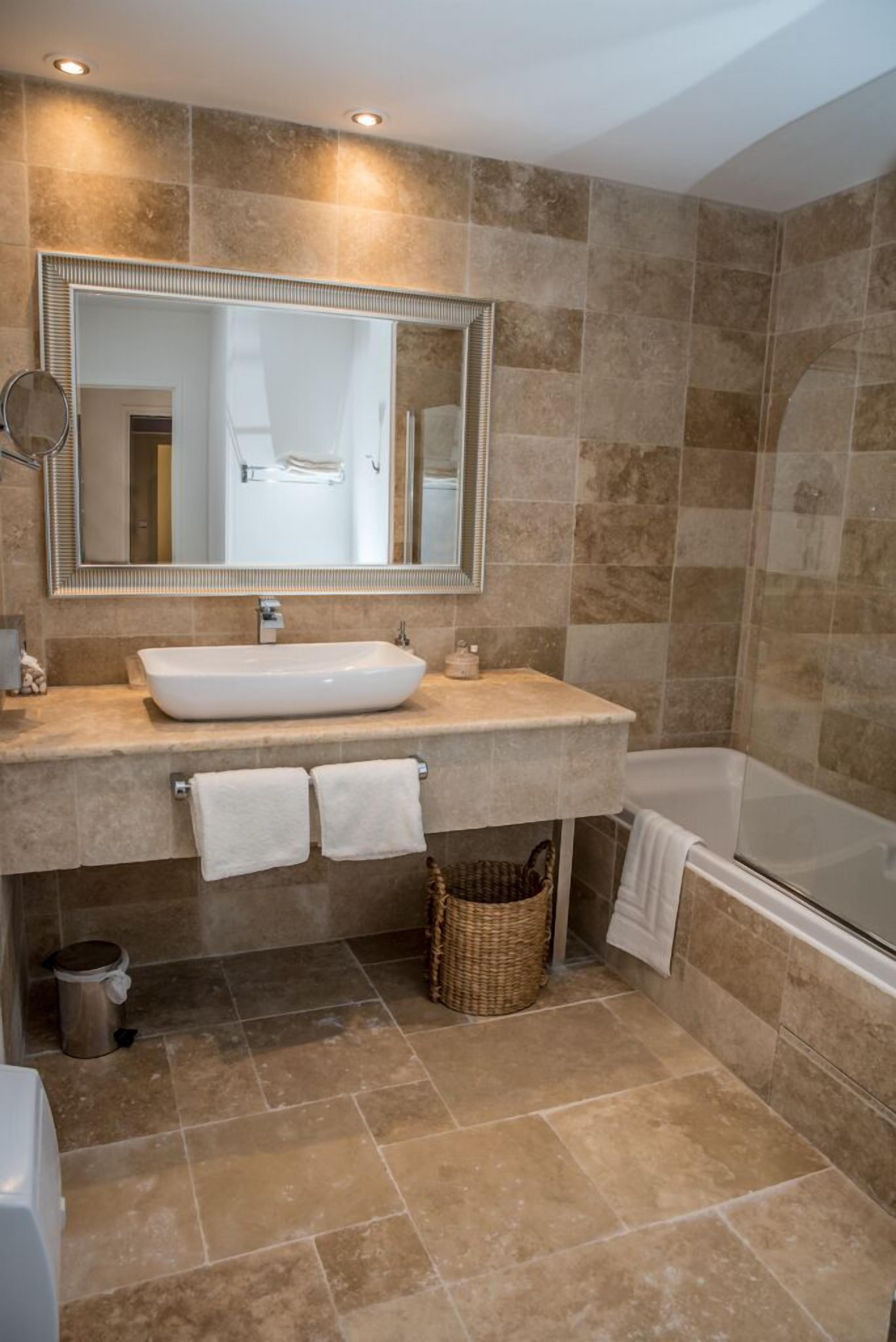 superior double room, pool view (terre blanche) | bathroom | free toiletries, hair dryer, bathrobes, slippers