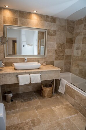 Kamar Double Superior, pemandangan kolam renang (Terre Blanche) | Kamar mandi | Perlengkapan mandi gratis, pengering rambut, jubah mandi, dan sandal