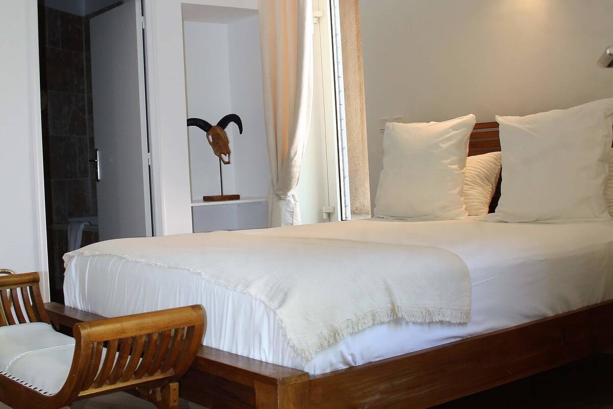 Kamar Double Superior (Calissanne) | Seprai premium, minibar, brankas, dan tirai kedap cahaya
