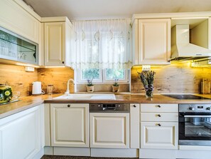 Kühlschrank, Mikrowelle, Ofen, Geschirrspüler