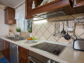 Kühlschrank, Mikrowelle, Ofen, Geschirrspüler