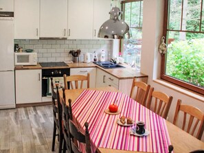 Een koelkast, een microgolfoven, een oven, een vaatwasser