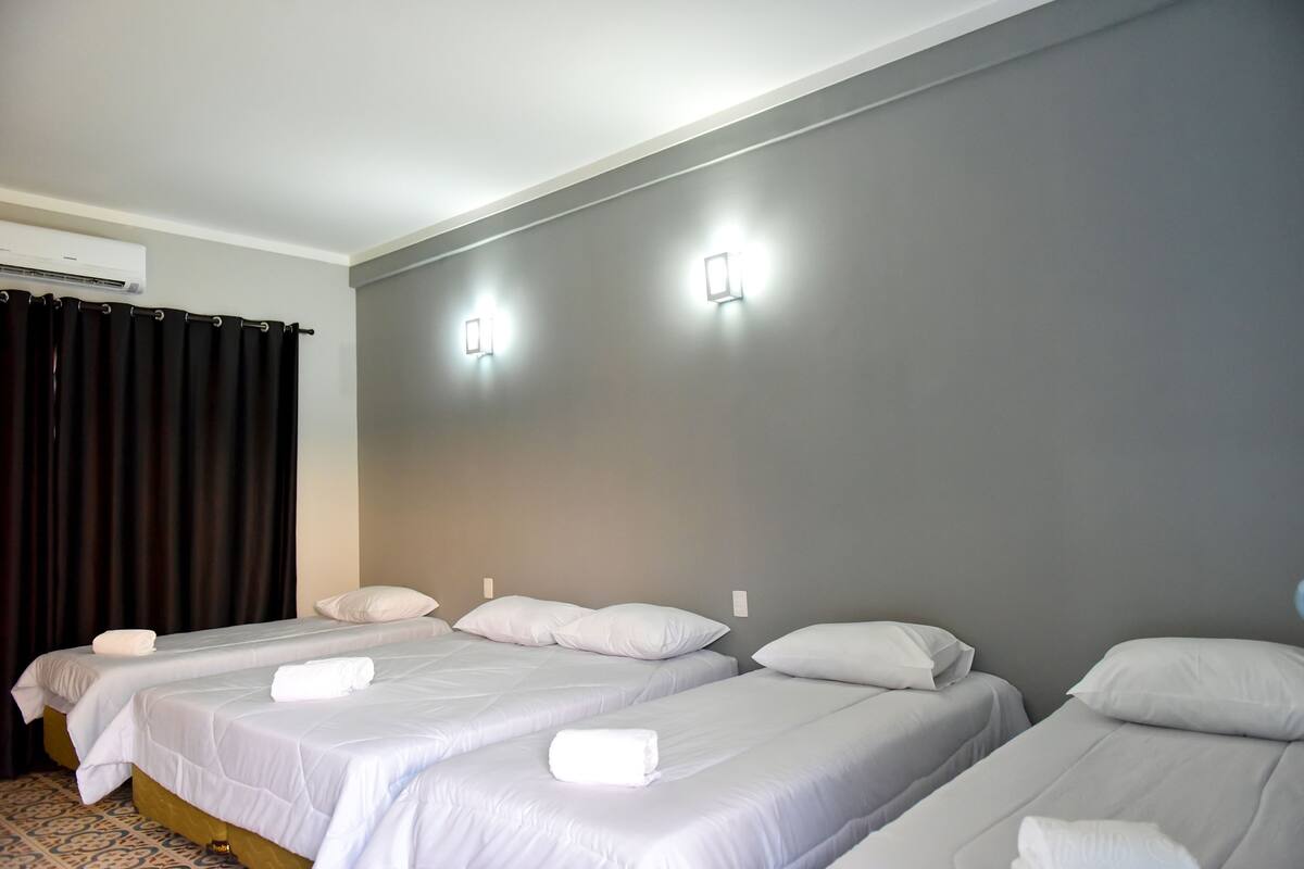 Minibar, cortinas blackout y tabla de planchar con plancha 