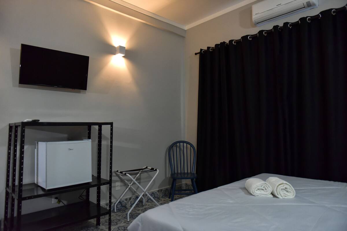 Minibar, cortinas blackout y tabla de planchar con plancha 