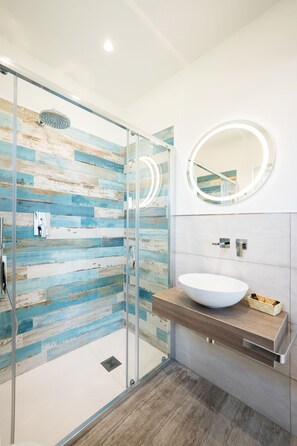 Superior Room, Sea View (Tramontana) | Bathroom | Separate tub and shower, jetted tub, rainfall showerhead - Vento di Mare (Procida)