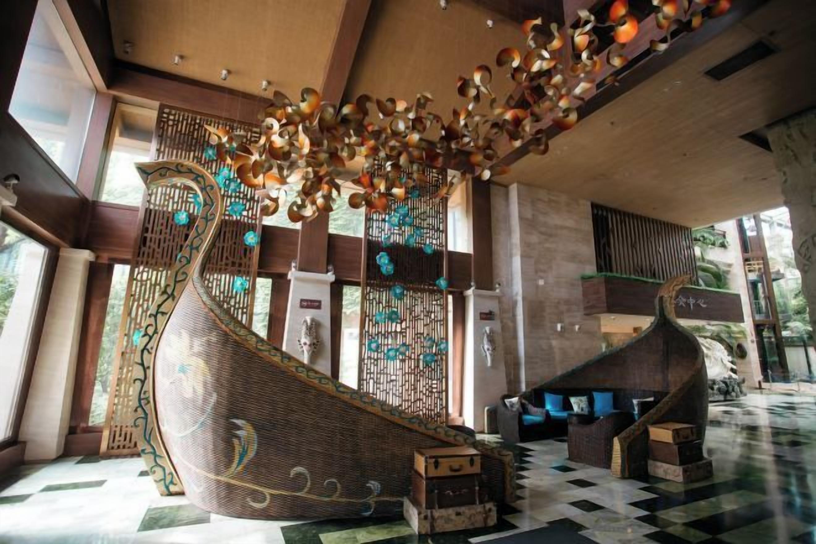 Una gran estructura decorativa en forma de barco en un vestíbulo con piso a cuadros y un adorno colgante.