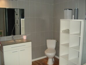 Sèche-cheveux, serviettes fournies