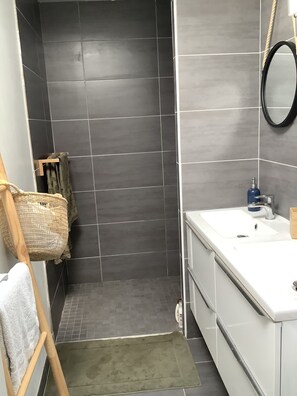 Shower, hair dryer - Everything is done on foot or by bike (600 m center and 1km beaches) (NOIRMOUTIER)