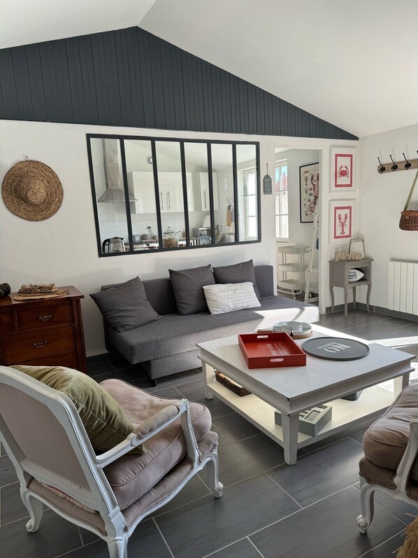 TV, books - Everything is done on foot or by bike (600 m center and 1km beaches) (NOIRMOUTIER)