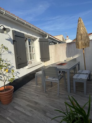 Outdoor dining - Everything is done on foot or by bike (600 m center and 1km beaches) (NOIRMOUTIER)