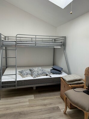 2 bedrooms, iron/ironing board, free WiFi - Everything is done on foot or by bike (600 m center and 1km beaches) (NOIRMOUTIER)