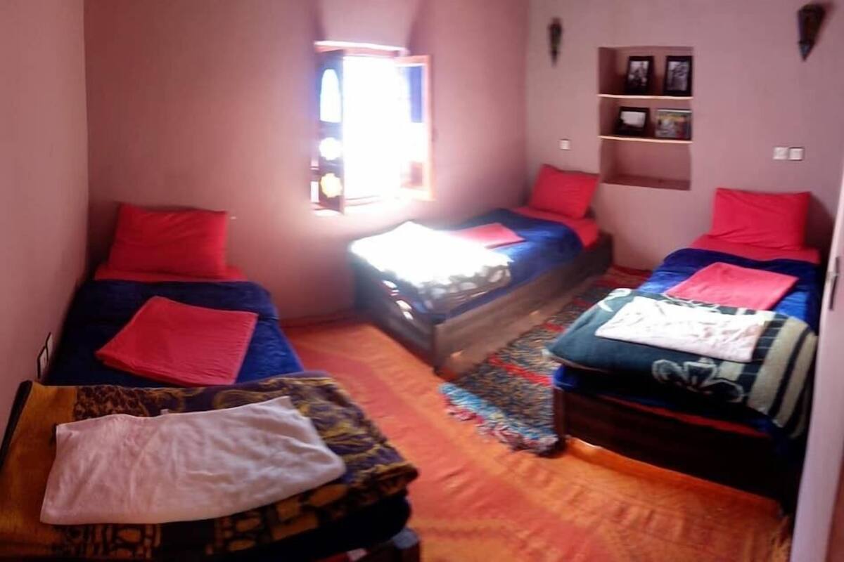 Chambre Triple, salle de bains commune | Rideaux occultants, Wi-Fi gratuit, draps fournis