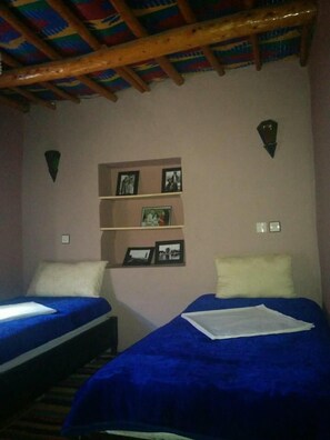 Quarto triplo, banheiro compartilhado | Cortinas blackout, Wi-Fi de cortesia, roupa de cama