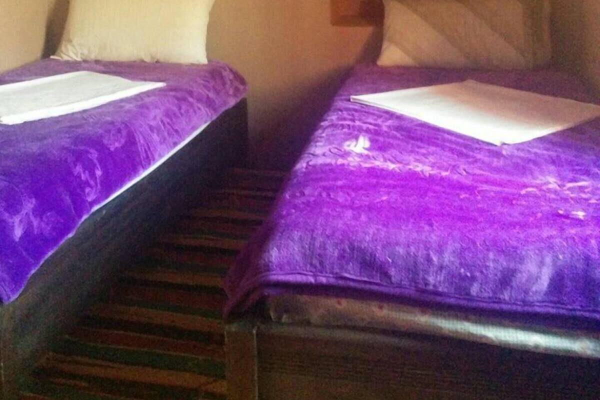 Chambre avec lits jumeaux, salle de bains commune | Rideaux occultants, Wi-Fi gratuit, draps fournis