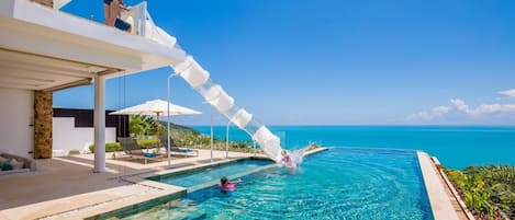 Alberca techada y alberca al aire libre