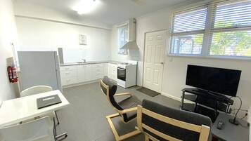 Réfrigérateur, micro-ondes, grille-pain