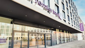 Hotelli, jossa on selkeästi näkyvässä paikassa suuri «Premier Inn» -kyltti, suuret lasi-ikkunat ja moderni arkkitehtoninen ilme.