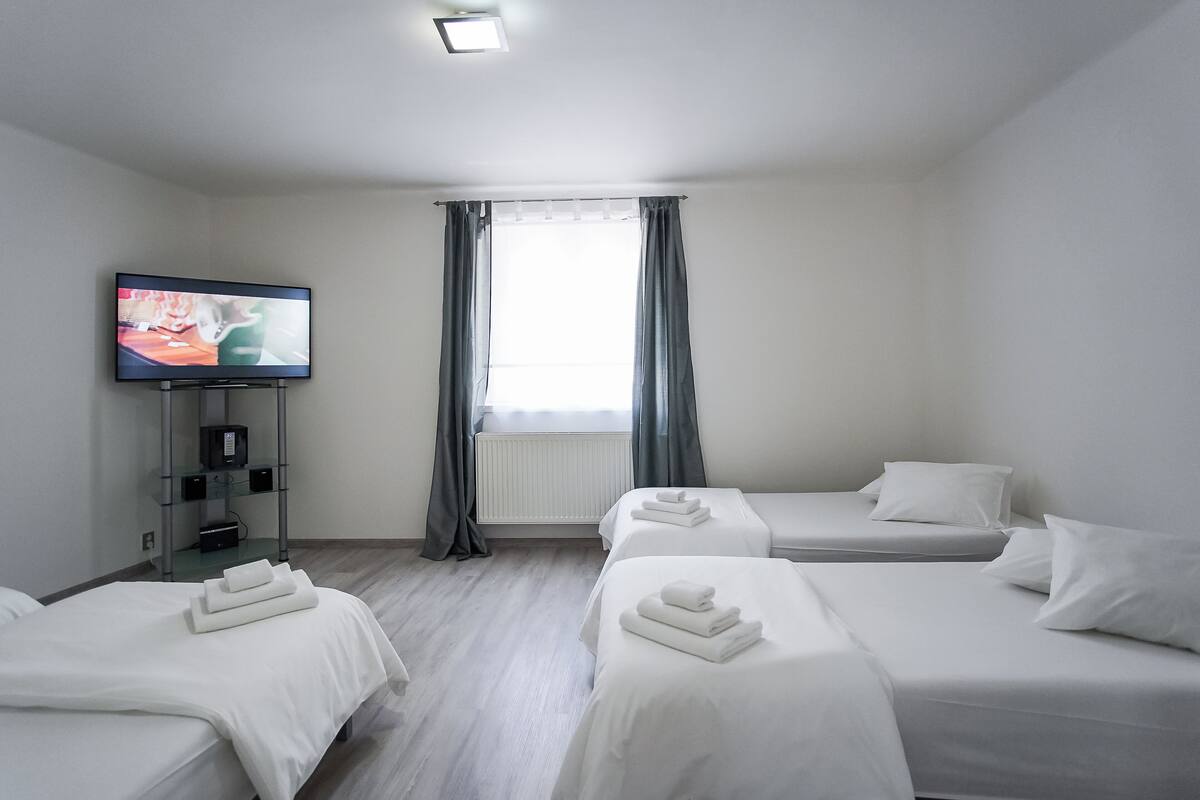 1 bedroom, hypo-allergenic bedding, minibar, in-room safe