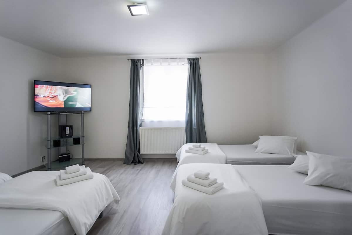 1 bedroom, hypo-allergenic bedding, minibar, in-room safe