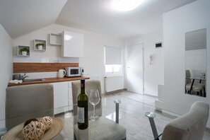Suite familiar, cocineta | Cocina privada | Refrigerador con congelador, microondas y cafetera y tetera 
