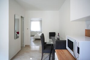 Suite económica, cocineta | Cocina privada | Refrigerador con congelador, microondas y cafetera y tetera 