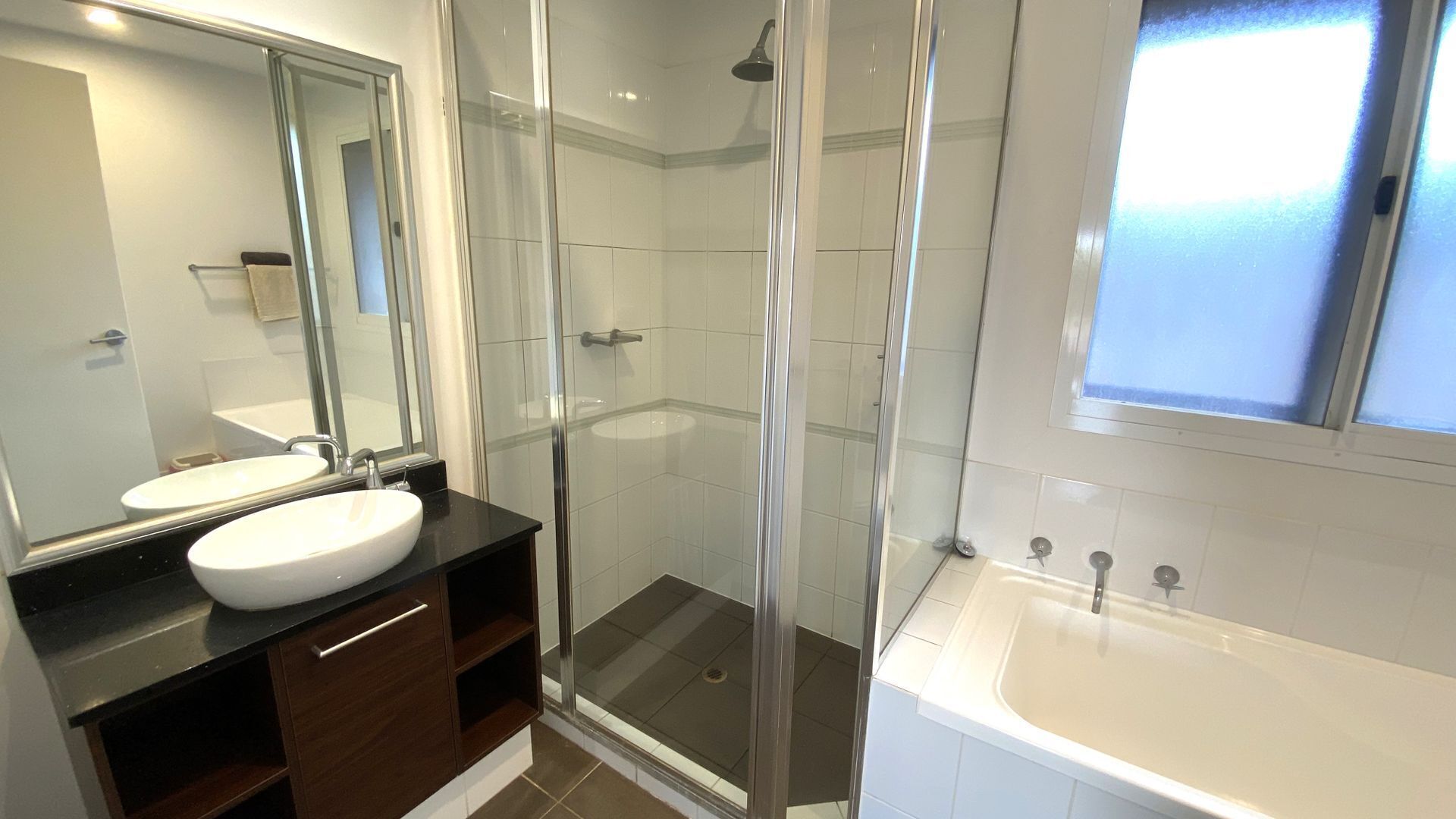 Bathtub, towels