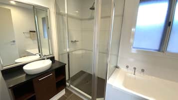 Bathtub, towels