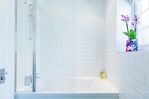Exclusive House, 2 Bedrooms, Terrace, City View | Bathroom | Combined shower/tub, towels - Beautiful House in Heart of Mayfair (London)