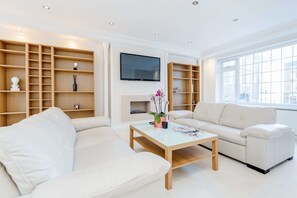 Exclusive House, 2 Bedrooms, Terrace, City View | Living area