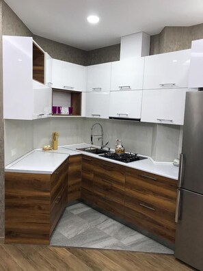 Mikrowelle, Ofen, Wasserkocher mit Kaffee-/Teezubehör, Toaster