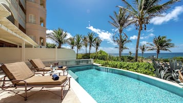 Caja fuerte, tabla de planchar con plancha, cunas gratuitas