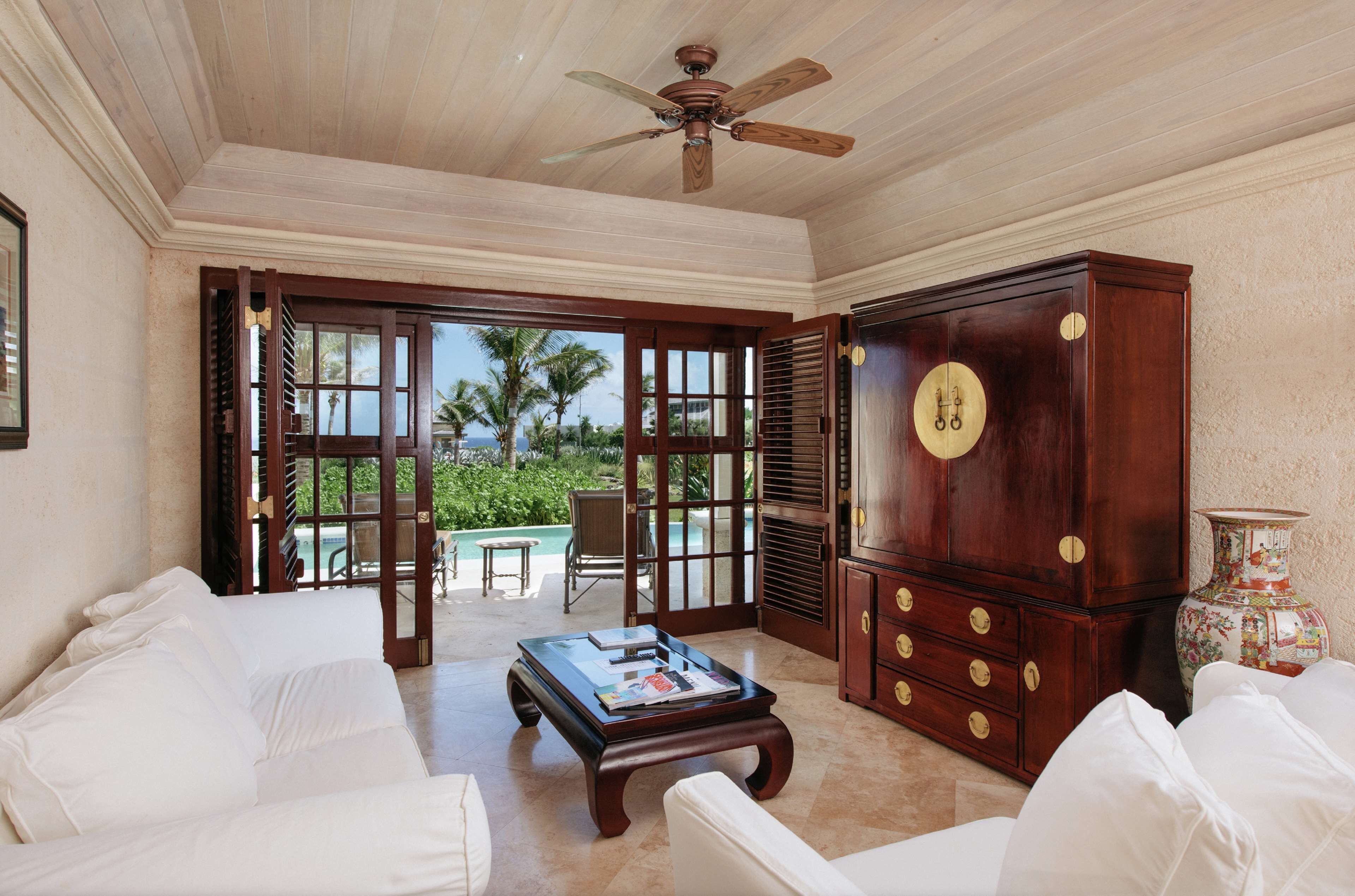 Suite, 1 habitación, vista al océano (Private 28 Foot Pool) | Área de sala de estar | Televisión de pantalla plana 