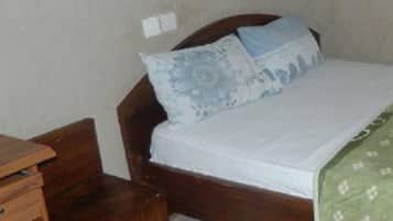 Deluxe Room, 1 Queen Bed | In-room safe, desk, blackout drapes, free WiFi