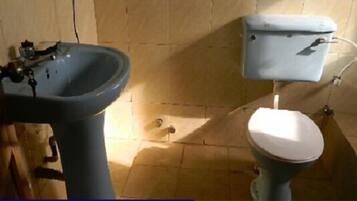 Un bagno con lavandino e WC.