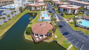 Un hôtel doté d’une piscine, d’un quai et d’un parking.