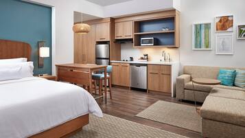 Een kluis op de kamer, een bureau, een laptopwerkplek