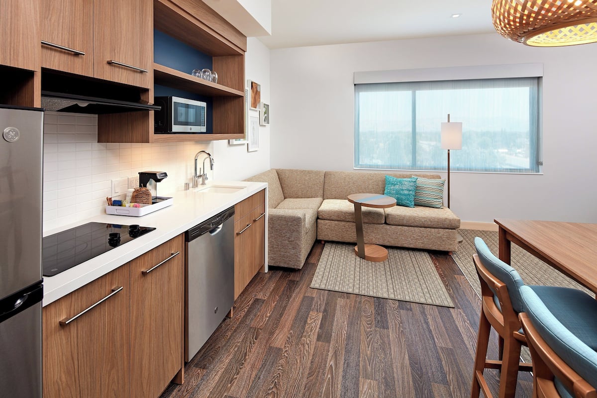 In-room safe, desk, laptop workspace, soundproofing
