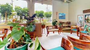 Lobby sitting area - Hotel Kona Bali Kai (Kailua-Kona)