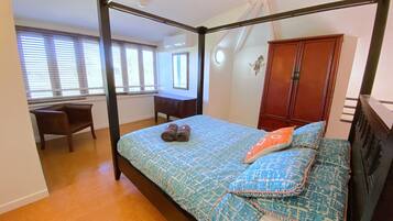 3 bedrooms, desk, WiFi, bed sheets