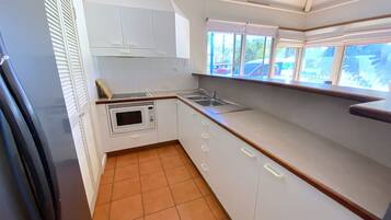 Réfrigérateur, micro-ondes, plaque de cuisson, grille-pain