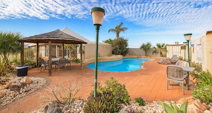 Osprey Holiday Village Unit 112 - Réveillez-vous depuis le loft dans votre lit à baldaquin