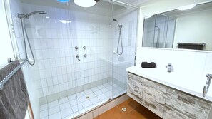 Dusch, handdukar och toalettpapper