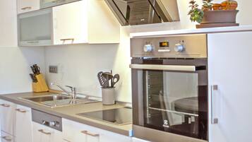 Villa | Cocina privada | Refrigerador con congelador, horno, parrilla de estufa y lavavajillas