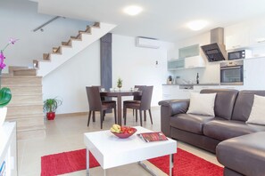 Villa | Área de sala de estar | Televisión de pantalla plana y reproductor de DVD 