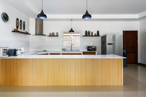 Réfrigérateur, micro-ondes, plaque de cuisson, cafetière/bouilloire