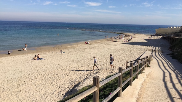 A sandy beach with a wooden fence, a clear sky, and calm sea. - 3027 Vista Azul,close to the beach &  heated pool (Torre de la Horadada)
