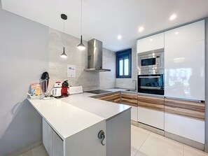 Kühlschrank, Mikrowelle, Ofen, Geschirrspüler